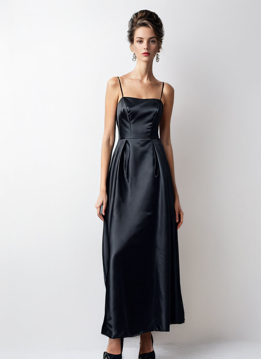 black evening dress, structured dress, vintage-inspired dress, 60s fashion, high fashion cocktail dress, elegant LBD, high society style, classic black dress, designer structured dress, couture elegance, sophisticated fashion, London soirée, refined evening look, timeless black, Parisian sophistication, schwarzes Abendkleid, strukturiertes Kleid, Vintage-inspiriertes Kleid, 60er-Jahre Mode, High-Society-Look, kleines Schwarzes, Designer-Kleid, Couture Eleganz, raffinierte Abendmode, zeitloses Schwarz